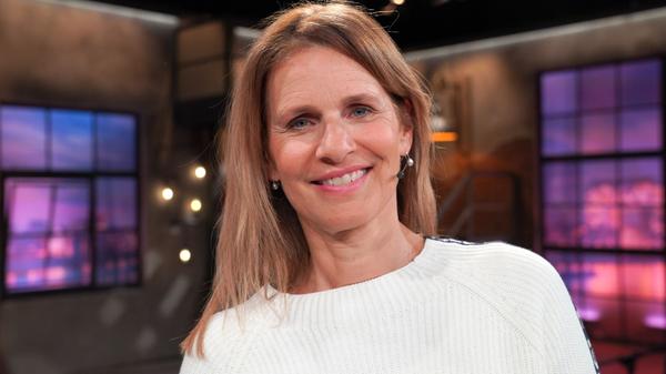 Katrin Müller-Hohenstein moderiert seit 2006 "das aktuelle Sportstudio". Als erste Frau in einer Männerdomäne setzte sie sich mit fachlicher Expertise durch. Ihre Anfänge bestritt die gebürtige Erlangerin beim regionalen Radiosender Radio Gong 97,1.