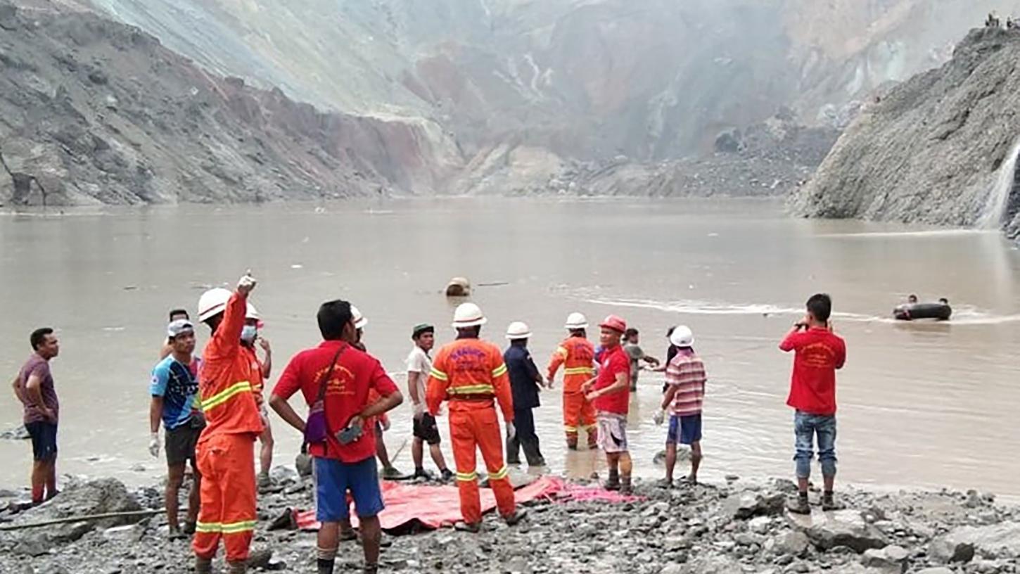 Rettungskräfte suchen nach Überlebenden in dem Bergwerk.