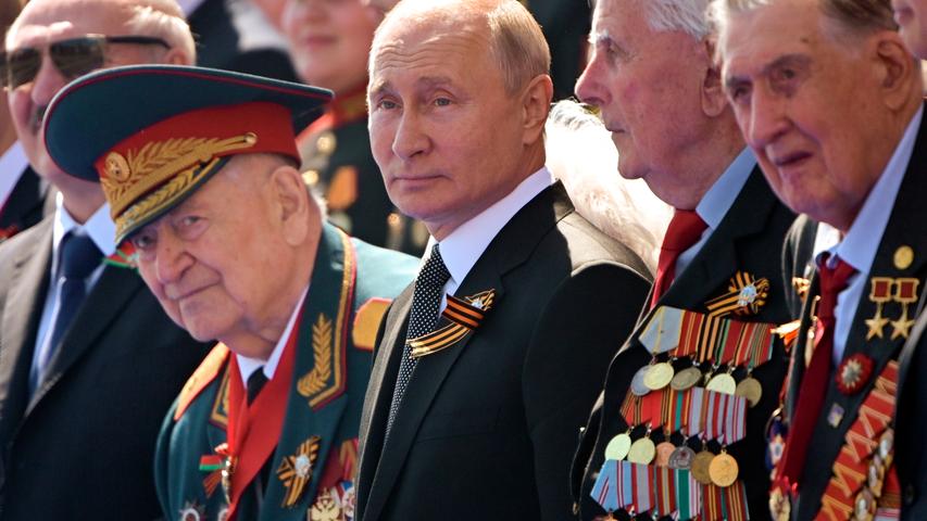 Putin zeigt sich seit jeher gerne im Kreise der Militärs - hier bei einer Parade zum 75. Jahrestag des Sieges der Sowjetunion über Hitler-Deutschland.