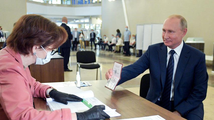 Putin selbst gibt sich im Wahllokal zuversichtlich und zeigt entspannt seinen Pass vor.