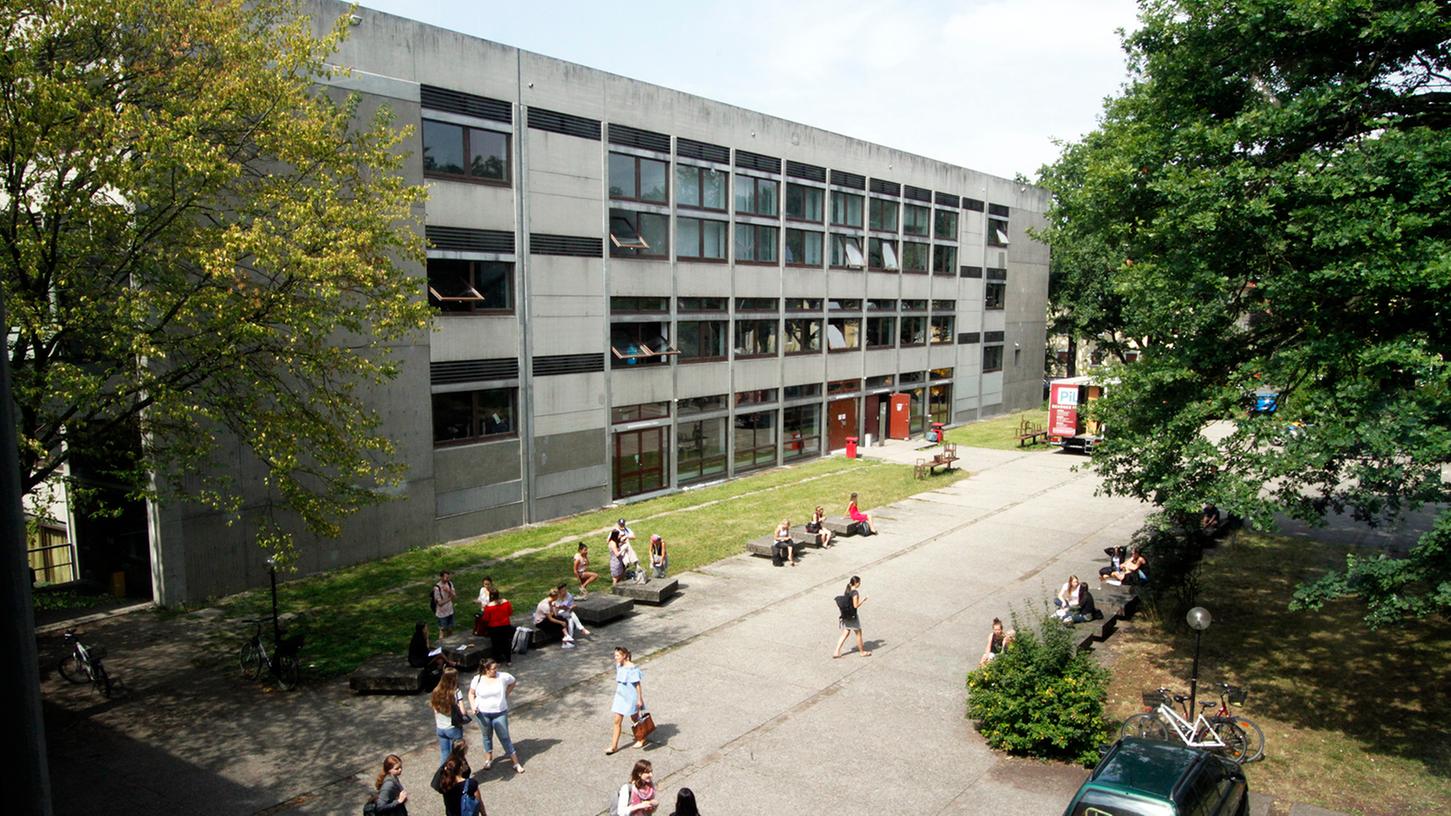 Der Standort der Erziehungswissenschaftlichen Fakultät (EWF) befindet sich an der Regensburger Straße 160.