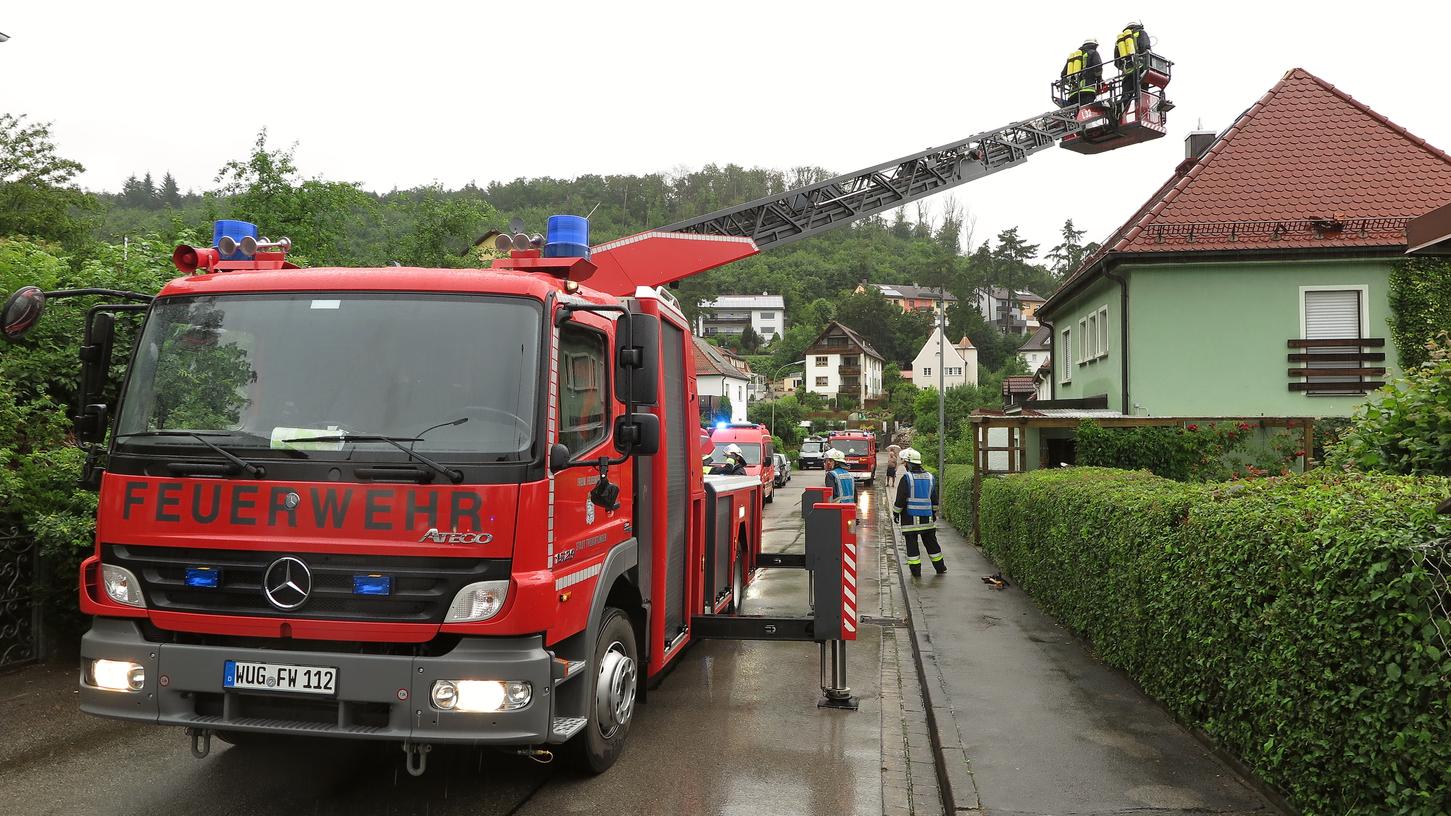 Ein Blitz demolierte am Donnerstag, 2. Juli, bei einem heftigen Sommergewitter das Dach und die Elektrik eines Wohnhauses in der Bürgermeister-Sommer-Straße in Treuchtlingen. Kurzzeitig kam es zu Rauch- und Flammenbildung. Auch an den umliegenden Gebäuden kam es zu Schäden. Ein Blitz demolierte am Donnerstag, 2. Juli, bei einem heftigen Sommergewitter das Dach und die Elektrik eines Wohnhauses in der Bürgermeister-Sommer-Straße in Treuchtlingen. Kurzzeitig kam es zu Rauch- und Flammenbildung. Auch an den umliegenden Gebäuden kam es zu Schäden.