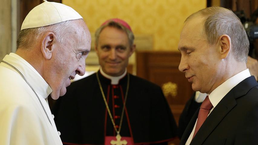Putin bei Papst Franziskus im Vatikan - die beiden haben sich schon mehrfach getroffen. Das Thema natürlich: Frieden.