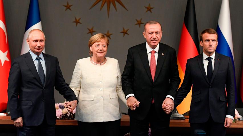 Syriengespräche 2018: Putin, Bundeskanzlerin Angela Merkel, der türkische Präsident Recep Tayyip Erdoğan und Frankreichs Präsident Emmanuel Macron reichen sich die Hände - zumindest symbolisch, für die Fotografen.   