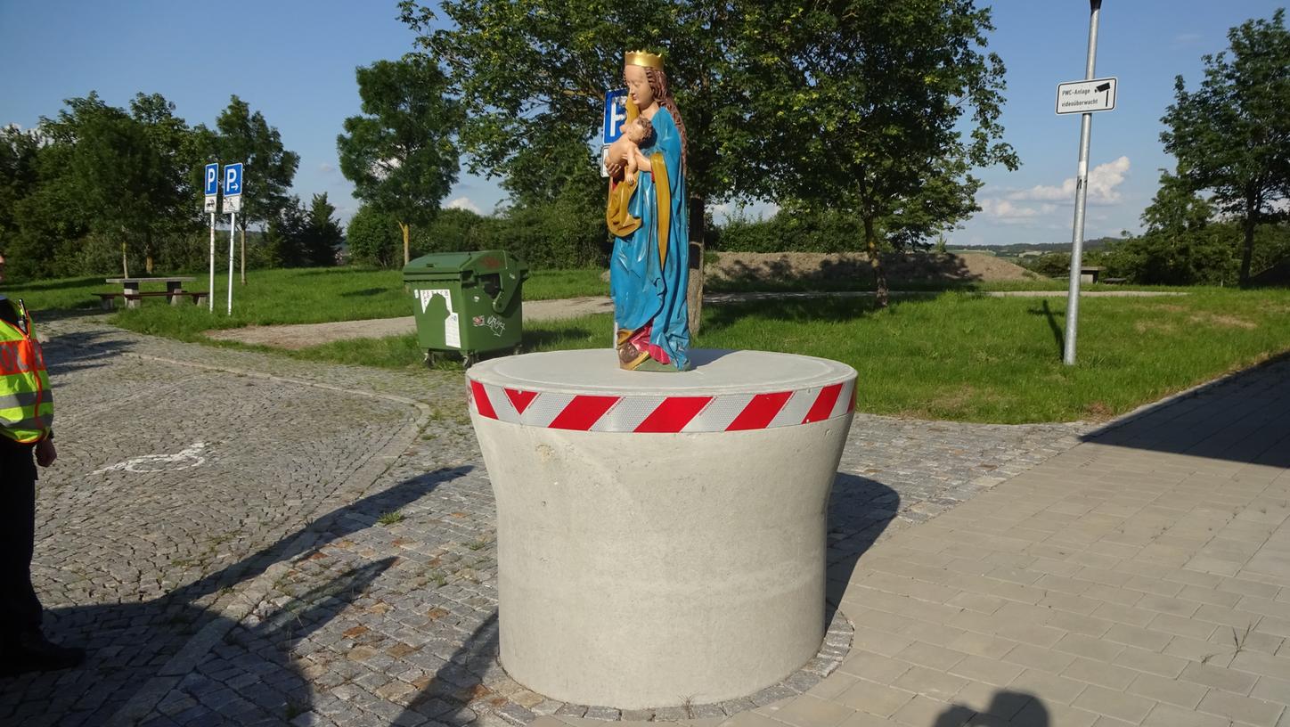 So wurde die Marienstatue auf dem A7-Rastplatz Kurzmandl-Ost gefunden. Volle fünf Tage soll sie unbefleckt auf dem Betonsockel gestanden haben. Mittlerweile hat sie bei der Verkehrspolizei in Ansbach eine neue Herberge gefunden.