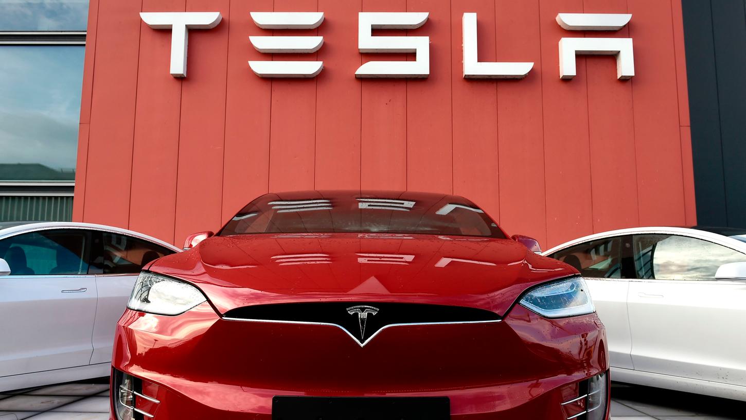 Zur Freude der Börsianer konnte der US-Autobauer Tesla mehr Neuwagen ausliefern als ursprünglich angenommen.
Zur Freude der Börsianer konnte der US-Autobauer Tesla mehr Neuwagen ausliefern als ursprünglich angenommen.