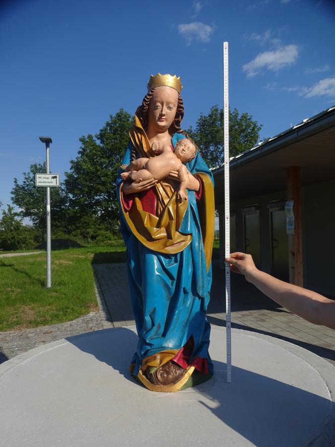 70 Zentimeter hoher Kultgegenstand: die Parkplatz-Madonna von Kurzmandl-Ost.