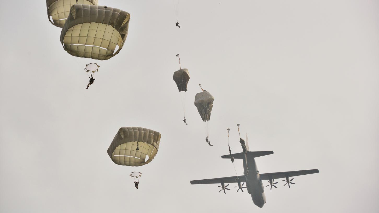 Wie auf diesem Bild sprangen die US-Fallschirmjäger aus dem Flugzeug. Statt in der vorgesehenen "Dropzone" auf dem Truppenübungsplatz Grafenwöhr landete etliche aber in Baumkronen.