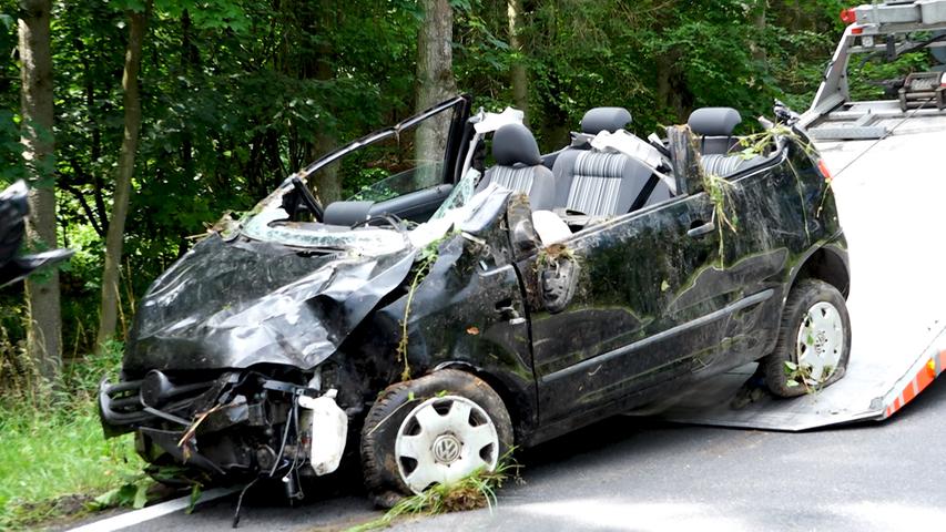 Junge Autofahrerin prallt mit Kleinwagen gegen Baum - 24-Jährige schwer verletzt