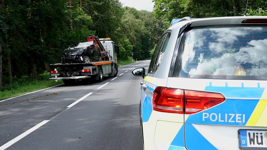 Junge Autofahrerin prallt mit Kleinwagen gegen Baum - 24-Jährige schwer verletzt