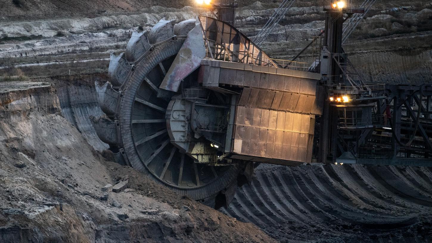 Ein Schaufelradbagger der RWE Power AG arbeitet im Braunkohle-Tagebau Hambach. Ein Schaufelradbagger der RWE Power AG arbeitet im Braunkohle-Tagebau Hambach.