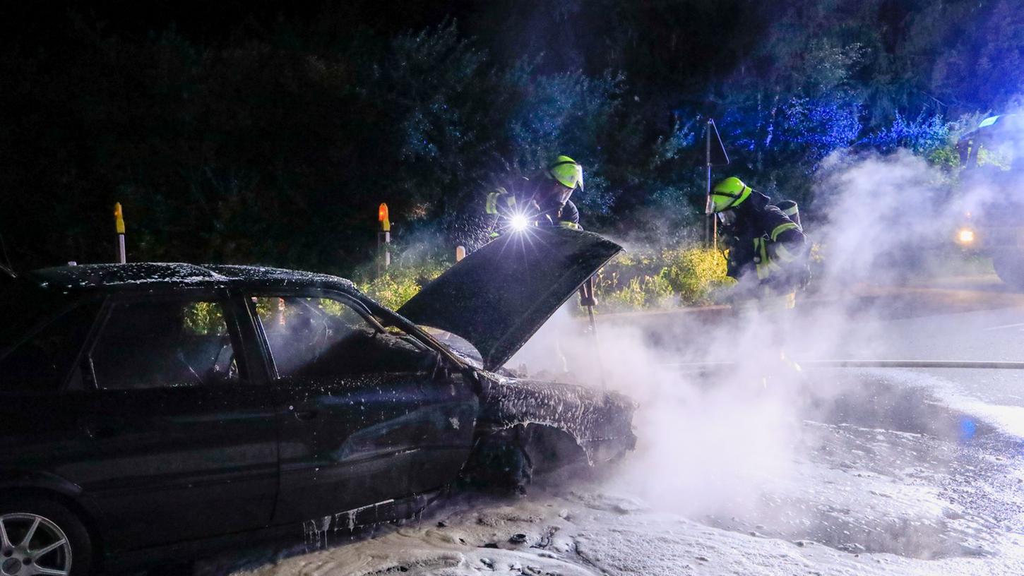 Spektakulärer Unfall in Erlangen-Bruck: Auto geht in Flammen auf