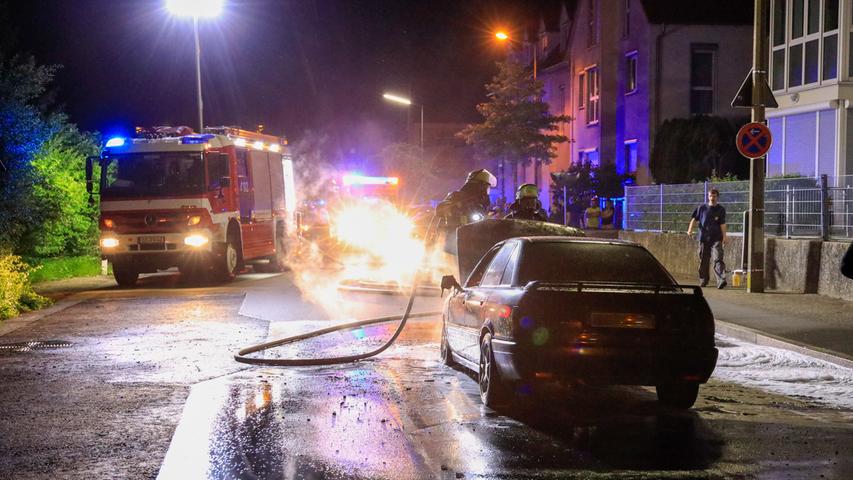 Erlangen: Auto brennt in der Fürther Straße aus