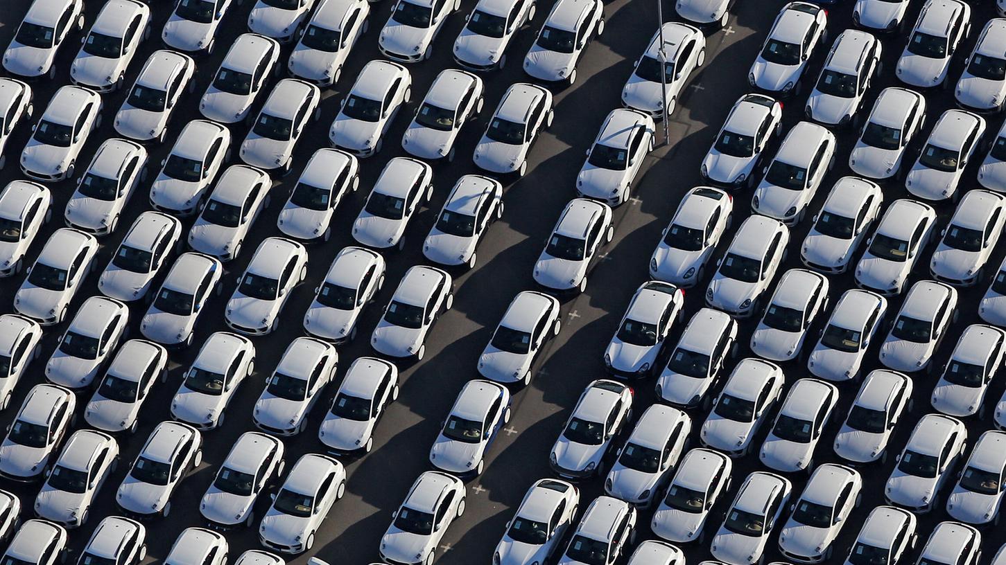 220 000 Neuwagen wurden im Juni registriert und damit gut 40 Prozent weniger als im Vorjahresmonat. Auf dieser Luftaufnahme sind Neuwagen von Porsche auf dem Firmengelände in Leipzig zu sehen.