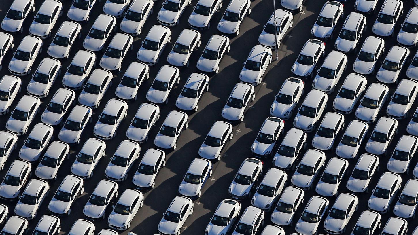 220 000 Neuwagen wurden im Juni registriert und damit gut 40 Prozent weniger als im Vorjahresmonat. Auf dieser Luftaufnahme sind Neuwagen von Porsche auf dem Firmengelände in Leipzig zu sehen.
220 000 Neuwagen wurden im Juni registriert und damit gut 40 Prozent weniger als im Vorjahresmonat. Auf dieser Luftaufnahme sind Neuwagen von Porsche auf dem Firmengelände in Leipzig zu sehen.