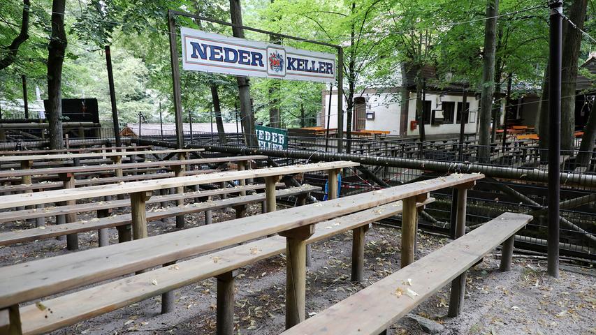 Viele Biertische sind so schmal, dass man sich zum Essen nicht gegenübersetzen kann.