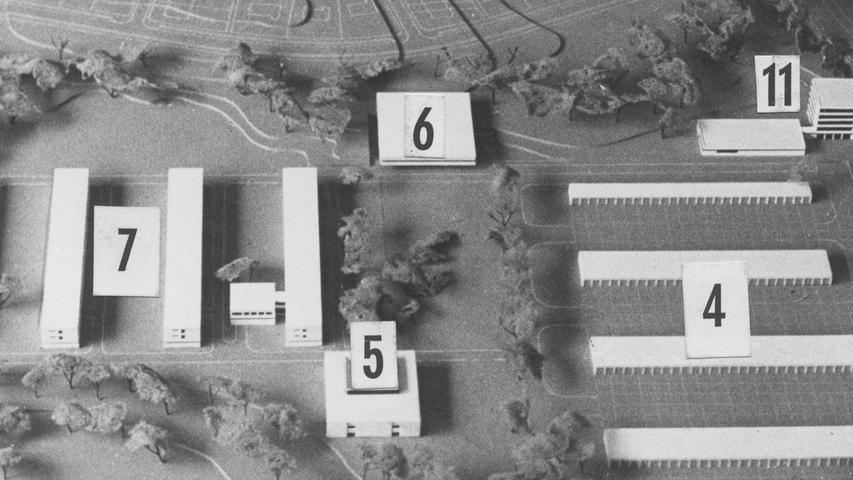 Die moderne Anlage im Modell: vier Kfz-Hallen (4), das im Bau befindliche Lehrsaalgebäude (5), Wirtschaftsgebäude (6), vier Hundertschaftsgebäude (7) und das geplante Stabsgebäude (11). Hier geht es zum Kalenderblatt vom 7. Juli 1970: Kaserne der Zukunft.