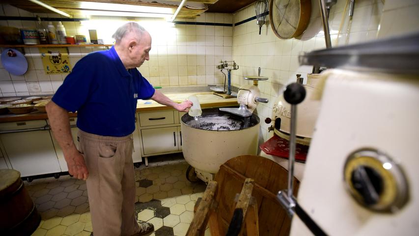 Auch mit 79 Jahren steht Helmut Göllner jeden Morgen in der Backstube