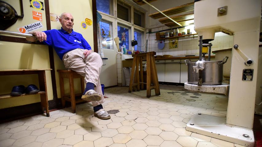 Auch mit 79 Jahren steht Helmut Göllner jeden Morgen in der Backstube