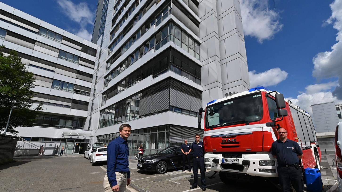 Erlangen: Feuerwehr muss nach Wasserschaden im Rathaus aushelfen