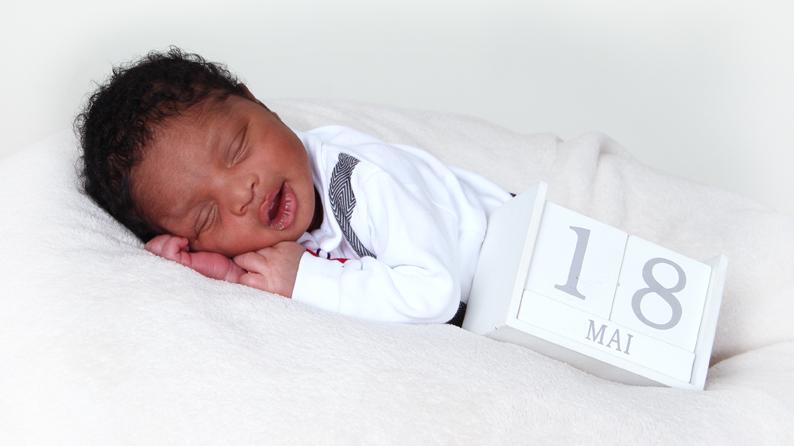 Der kleine Maxwell kam am 18. Mai im St. Theresien-Krankenhaus auf die Welt. Er war bei der Geburt 51 Zentimeter groß und 3150 Gramm schwer.