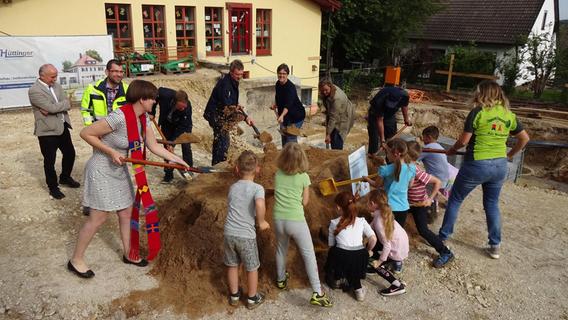 Beim Spatenstich zu den Bauarbeiten im Kindergarten (hier: Am Burgstall) packten vergangenen Sommer auch einige Kinder mit an.