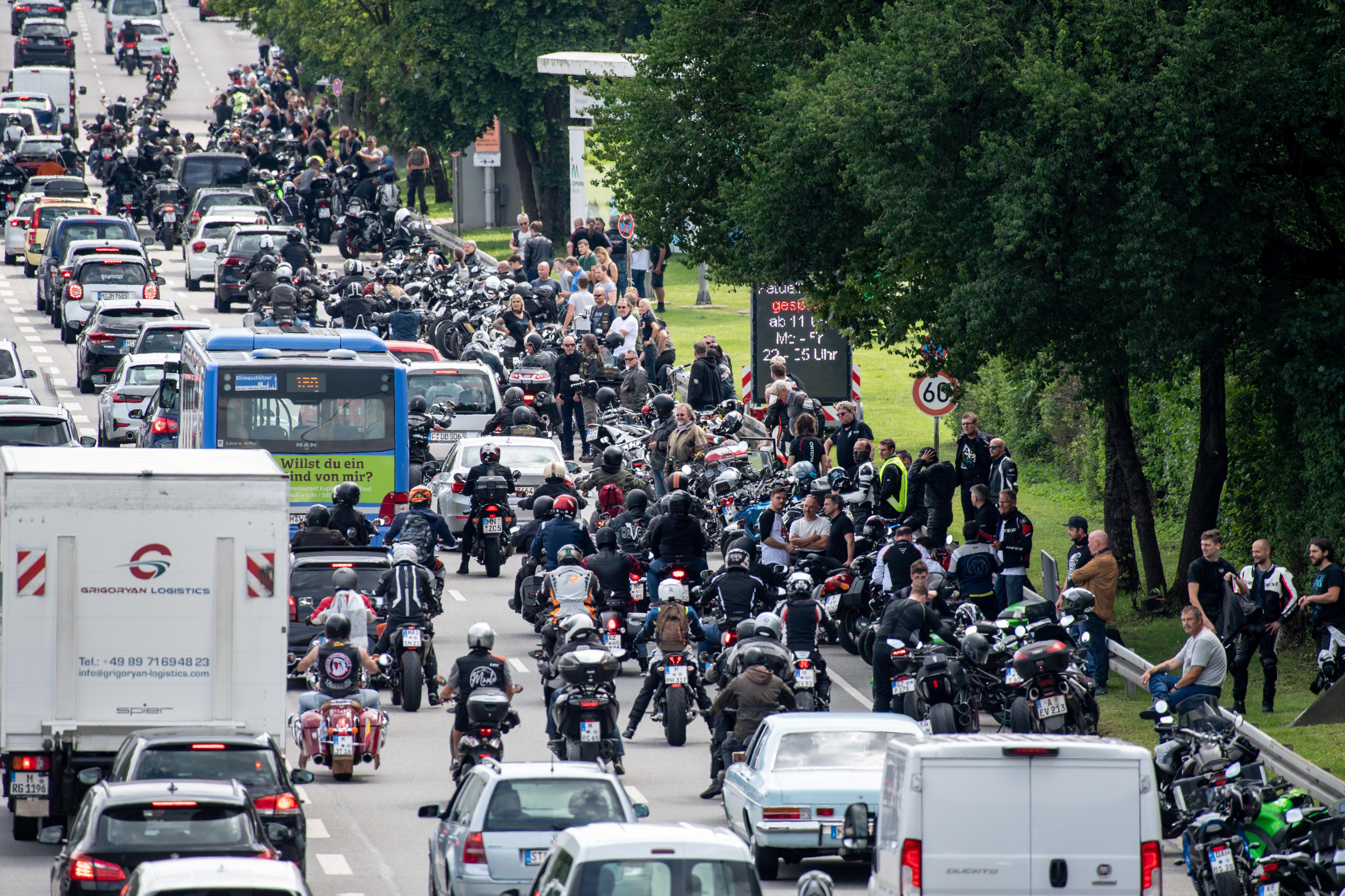 trotz verbot mehrere tausend biker rollen durch munchen region nordbayern de