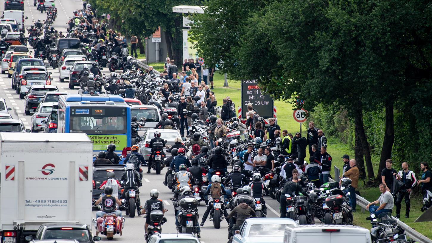 Zahlreiche Motorradfahrer nehmen in München an einer von offizieller Seite untersagten Motorrad-Demo gegen Fahrverbote an Wochenenden und Feiertagen teil. Dabei hatte das Kreisverwaltungsreferat der Landeshauptstadt München die Demonstration wegen massiver Sicherheitsbedenken und zu erwartender Verkehrsbehinderungen untersagt.