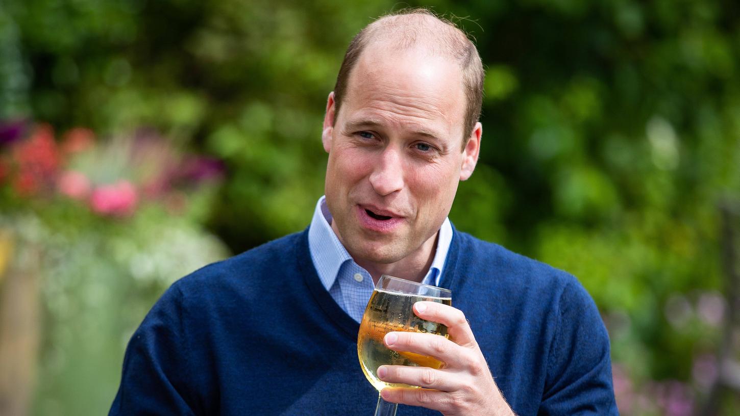 Der 38 Jahre alte Enkel von Queen Elizabeth II. (94) besuchte bereits am Freitagabend einen Pub in der ostenglischen Grafschaft Norfolk.