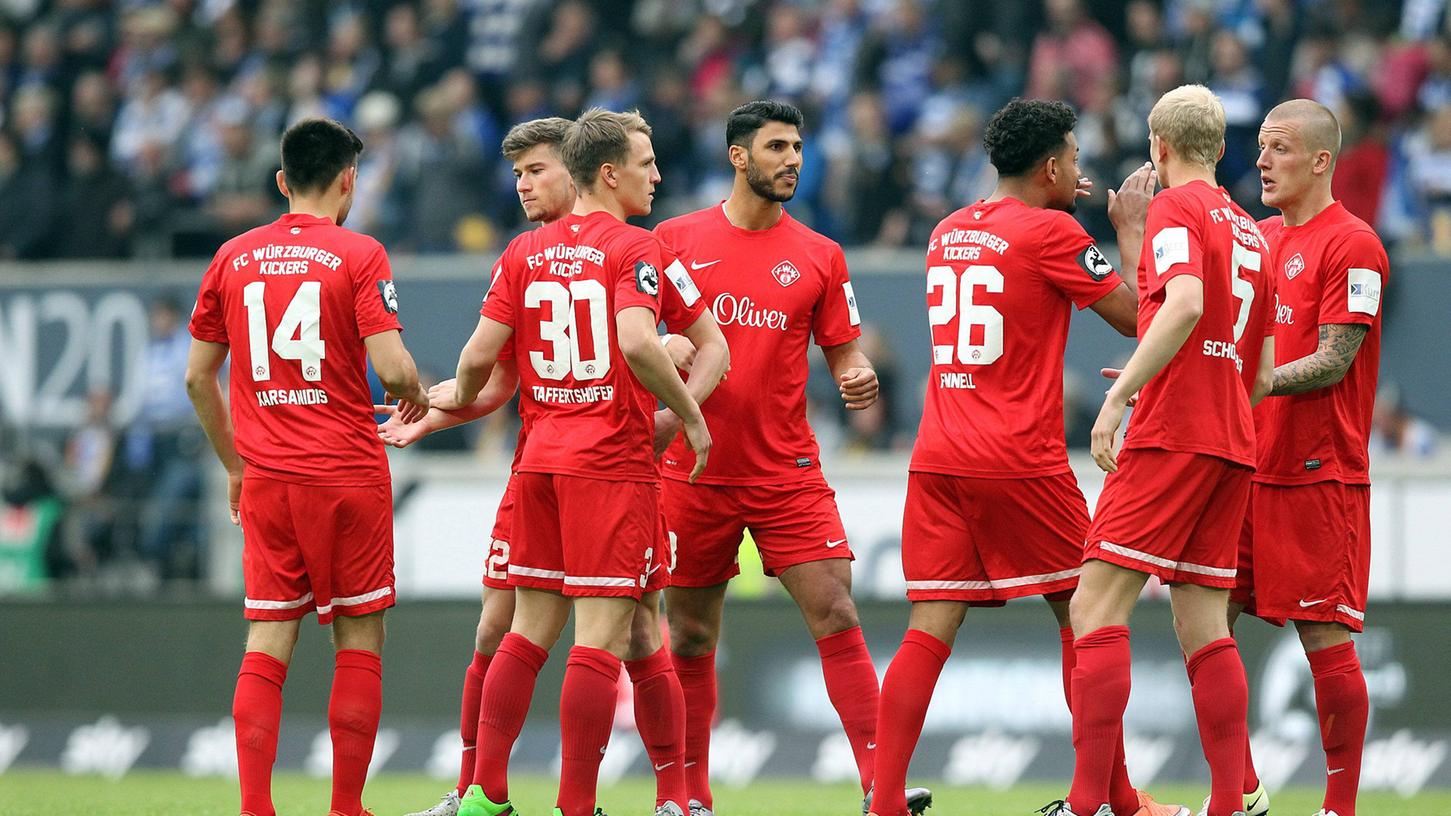 Die Würzburger Kickers stehen aktuell auf dem 3. Tabellenplatz und würden so direkt aufsteigen. Am letzten Spieltag der 3. Liga kann sich aber noch einiges ändern.