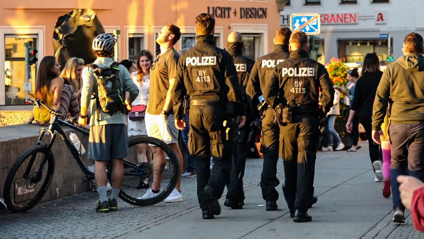 Aufgrund von Ausschreitungen war die Polizei im vergangenen Sommer immer wieder auf der Untere Brücke in Bamberg präsent.