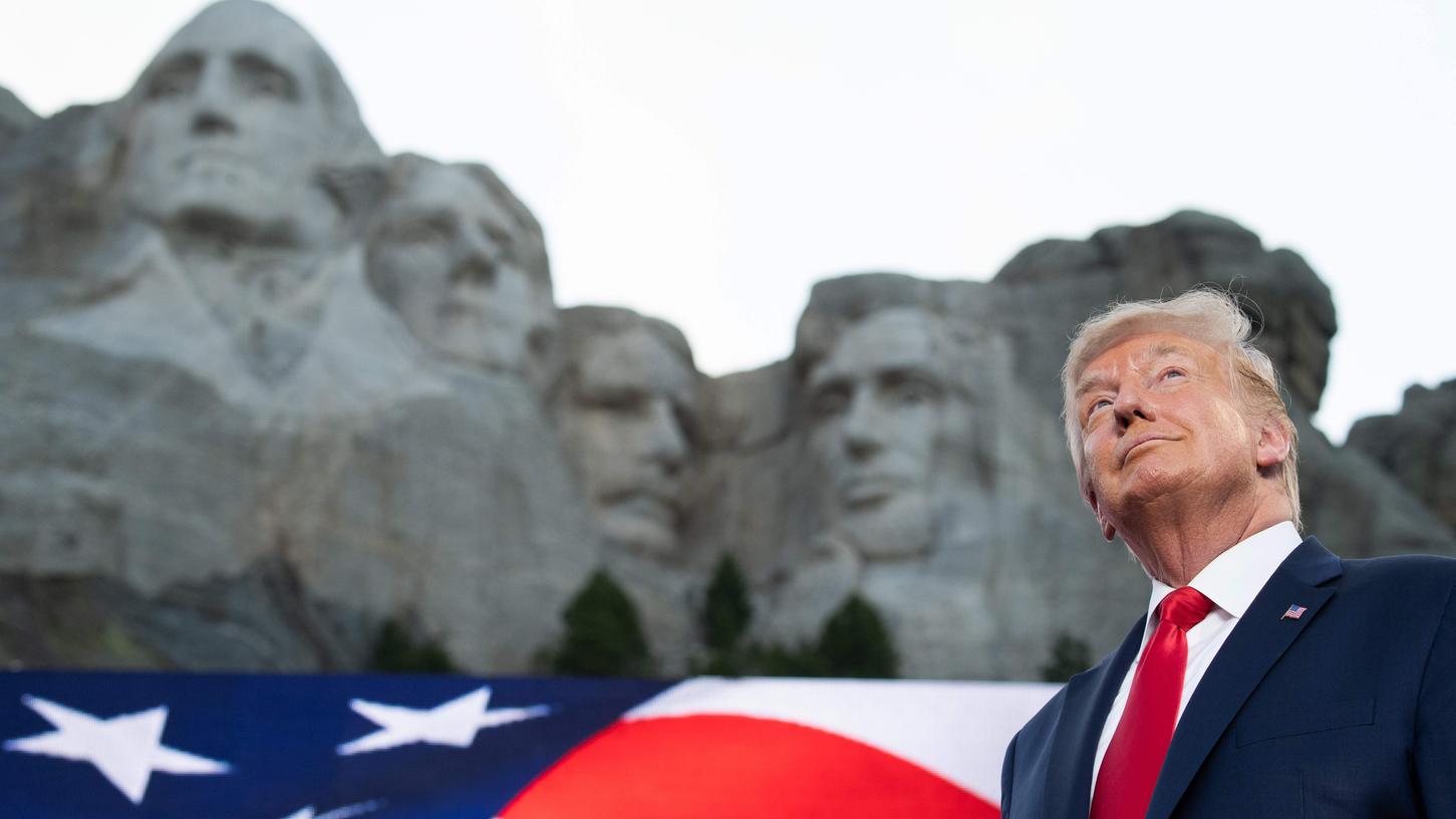Für seine Rede am US-amerikanischen Unabhängkeitstag hatte Präsident Trump die eindrucksvolle Kulisse des Mount Rushmore gewählt.