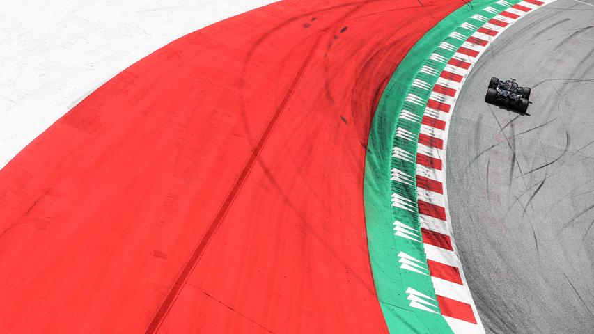 Weltmeister Lewis Hamilton steuert während einer Trainingsfahrt seinen Mercedes durch eine langgezogene Kurve des Grand-Prix-Kurses im österreichischen Spielberg. Nach mehrmonatiger Zwangspause wegen des Coronavirus startet die Formel 1 nun in die Saison 2020. 