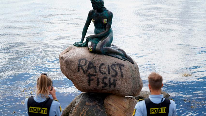 Bei Touristen ist das Abbild der Kleinen Meerjungfrau eine beliebte Sehenswürdigkeit, doch die Statue in Kopenhagen wird immer wieder das Opfer von Vandalismus. Zuletzt in der Nacht auf Freitag, denn Unbekannte haben den Stein, auf dem die Nixe sitzt, mit dem Schriftzug “Racist Fish” (Rassistischer Fisch) beschmiert.