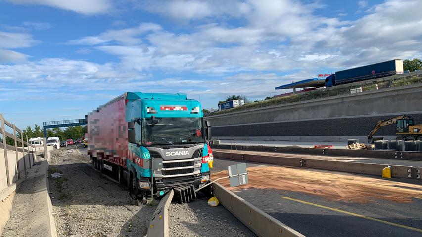 Lastwagen kracht bei Würzburg in Beton-Leitplanke - A3 komplett gesperrt