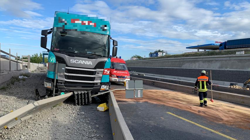 Lastwagen kracht bei Würzburg in Beton-Leitplanke - A3 komplett gesperrt