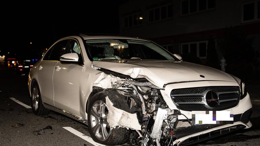Raser bremst in Nürnberg abrupt ab: Mercedes-Fahrerin fährt auf