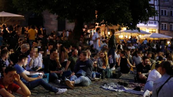 Menschen, die infiziert sind und besonders viele anstecken. Meist liegt es nicht an den Personen selbst, dass sie viele andere anstecken, sondern an den Umständen.