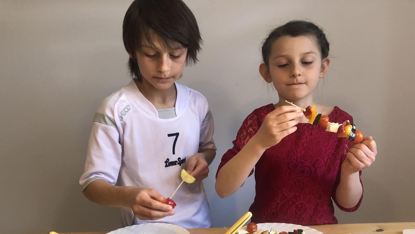 Kochen für Kinder leichtgemacht: In der neuen "nanu!?"- Ausgabe lernen die Kids, wie sie Gemüsespieße zubereiten. 
