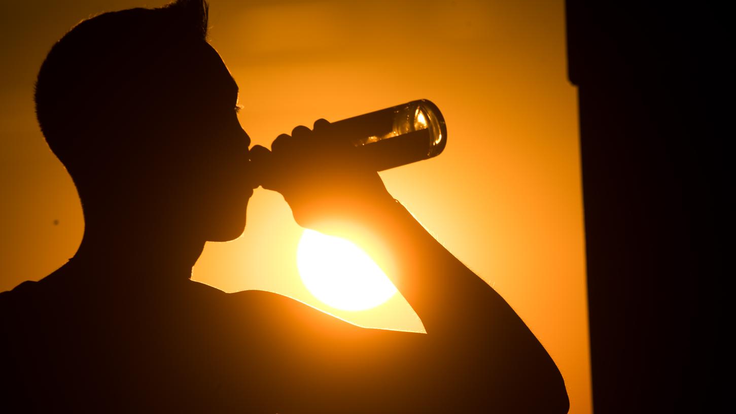 Viele Menschen trinken in der Krise mehr Alkohol.
Viele Menschen trinken in der Krise mehr Alkohol.