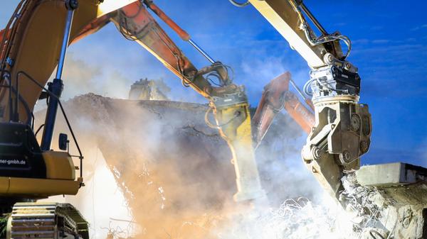 Besonders spektakulär ist natürlich der Einsatz der Abrissbagger, die viele Brücken entlang der Strecke abreißen müssen, da sie durch neue Bauwerke ersetzt werden, die dann ja sechs statt bislang vier Fahrstreifen überspannen müssen. Insgesamt sind momentan etwa 250 große Baumaschinen entlang der Ausbaustrecke im Einsatz. Dazu kommen noch rund 50 Kleinfahrzeuge und einige Dutzend Lkw.