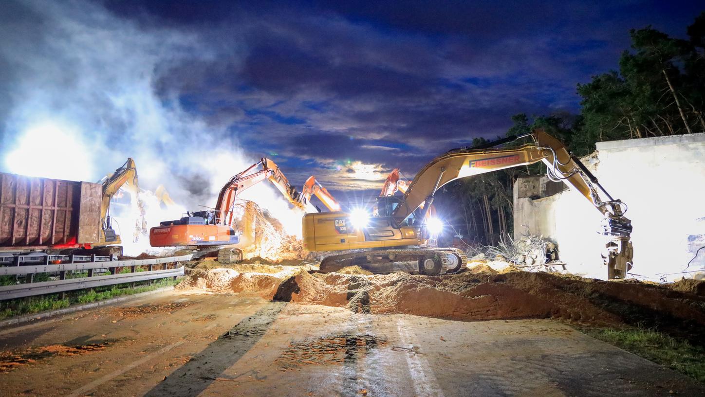 Von beiden Fahrbahnen der Autobahn aus arbeiteten die Abrissbagger einer niedersächsischen Spezialfirma die Brücke auf. Die Fernstraße war dafür die ganze Nacht über gesperrt, was den Einwohnern der Dörfer an der Umleitungsstrecke die erste unruhige Nacht des Autobahnausbaus bescherte. Von beiden Fahrbahnen der Autobahn aus arbeiteten die Abrissbagger einer niedersächsischen Spezialfirma die Brücke auf. Die Fernstraße war dafür die ganze Nacht über gesperrt, was den Einwohnern der Dörfer an der Umleitungsstrecke die erste unruhige Nacht des Autobahnausbaus bescherte.
