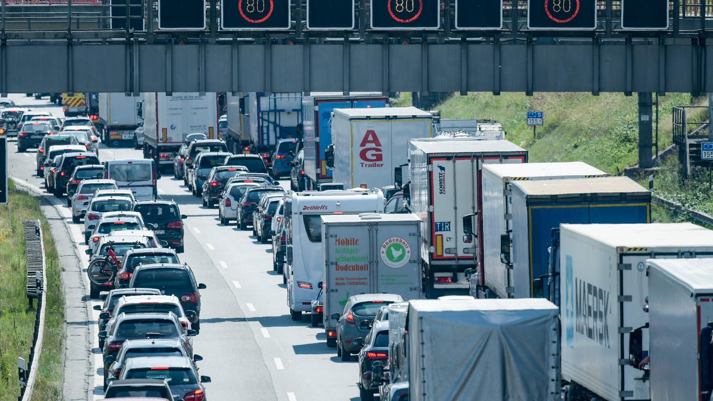 In euopäischen Nachbarländern, aber auch in einigen Bundesländern Deutschlands beginnen am Wochenende die Schulferien - wer auf der Autobahn unterwegs ist, muss mit Staus rechnen.