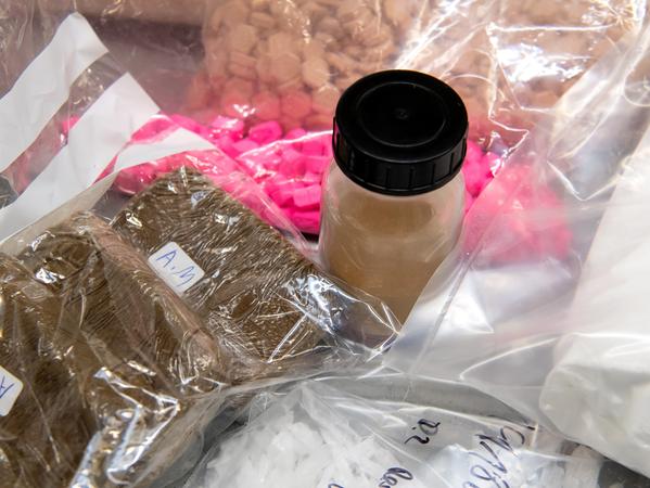 Nicht nur bei Kokain, auch bei anderen Drogen ist die Entwicklung in Nürnberg alarmierend: Bei Marihuana lag die Steigerung der sichergestellten Menge gegenüber dem Vorjahr bei 900 Prozent. Amphetamine: plus 850 Prozent. Und psychoaktive Pilze und andere psychoaktive Substanzen: plus 1000 Prozent. Nicht nur bei Kokain, auch bei anderen Drogen ist die Entwicklung in Nürnberg alarmierend: Bei Marihuana lag die Steigerung der sichergestellten Menge gegenüber dem Vorjahr bei 900 Prozent. Amphetamine: plus 850 Prozent. Und psychoaktive Pilze und andere psychoaktive Substanzen: plus 1000 Prozent.