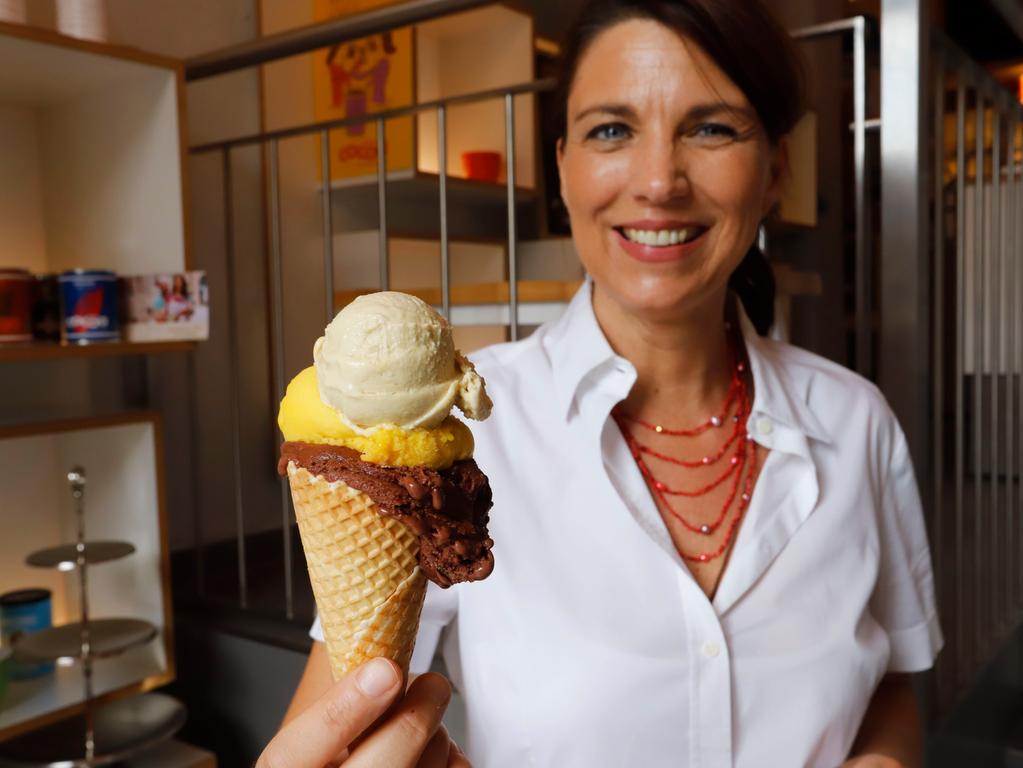 Sandra Calabrese hat eine Eisdiele namens "Calabrese 54" in der Fürther Straße eröffnet. Außerdem betreibt sie das "Chocolat" in der Hutergasse.