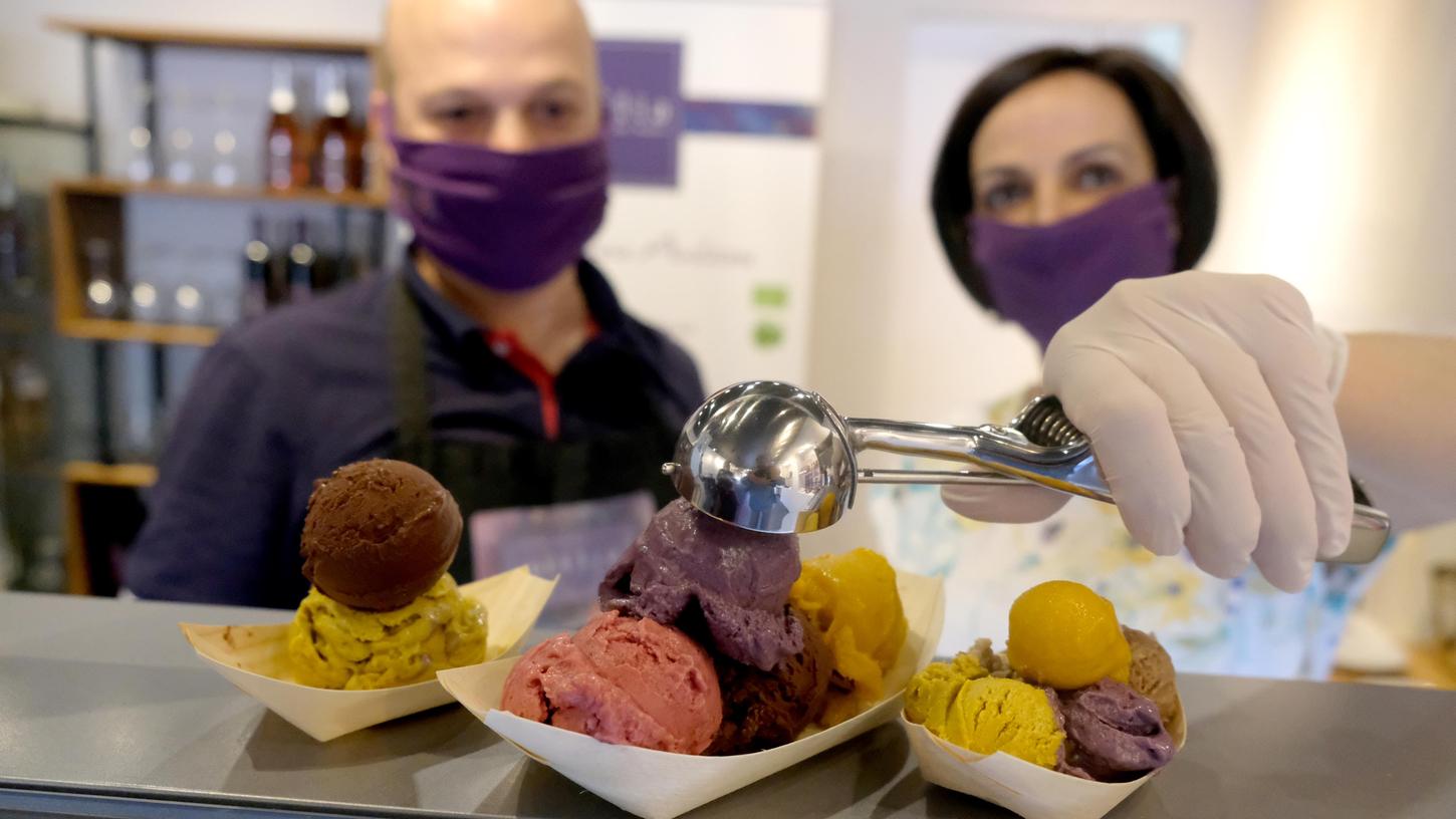 Ins Eis muss kein Zucker, damit es süß schmeckt: Saeda Abualhawa und ihr Mann Saeed Al Tayeb verkaufen veganes Eis mit Dattelsüße im "Odilia".