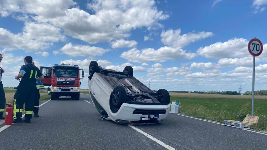 Unfall im Landkreis Fürth: Auto landet auf Dach