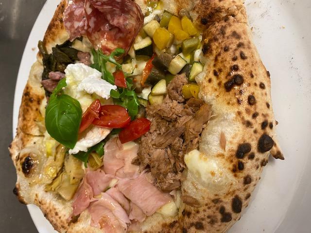 Die Pizzeria auf dem achten Platz ist gleich dreimal in Nürnberg vertreten. Das "Pizzazimmer Francesco Falco" gibt es zweimal in Sankt Johannis und einmal in der Innenstadt. Die Zutaten werden wöchentlich aus Neapel geliefert, damit die Gäste hier ein "kleines Stück Neapel" genießen können. Für die klassische neapolitanische Pizza steht ein extra heißer Spezialofen mit bis zu 500 Grad bereit. Die über 15 Pizza-Variationen, darunter auch eine süße Variante, "Pizza Dolce" mit Nutella und Obst haben dem Pizzazimmer 312 Stimmen eingebracht.