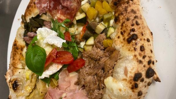 Die Pizzeria auf dem achten Platz ist gleich dreimal in Nürnberg vertreten. Das "Pizzazimmer Francesco Falco" gibt es zweimal in Sankt Johannis und einmal in der Innenstadt. Die Zutaten werden wöchentlich aus Neapel geliefert, damit die Gäste hier ein "kleines Stück Neapel" genießen können. Für die klassische neapolitanische Pizza steht ein extra heißer Spezialofen mit bis zu 500 Grad bereit. Die über 15 Pizza-Variationen, darunter auch eine süße Variante, "Pizza Dolce" mit Nutella und Obst haben dem Pizzazimmer 312 Stimmen eingebracht.