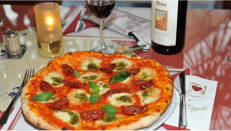 Und hier kommt der Gewinner: Die Pizzeria "La Commedia" in der Holzstraße 4 hat ganze 668 Userstimmen eingefahren und sich damit klar an die Spitze unseres Votings katapultiert. Auf den ersten Blick mag das Lokal vielleicht unscheinbar wirken - doch hier wird alles auf Geschmack gelegt. Schon seit 1986 dürfen sich die Gäste hier über knusprige Pizzas aus dem Holzofen freuen. Über 30 Pizza-Variationen stehen hier zur Auswahl, die sich komplett über die Palette klassisch bis ausgefallen erstrecken.